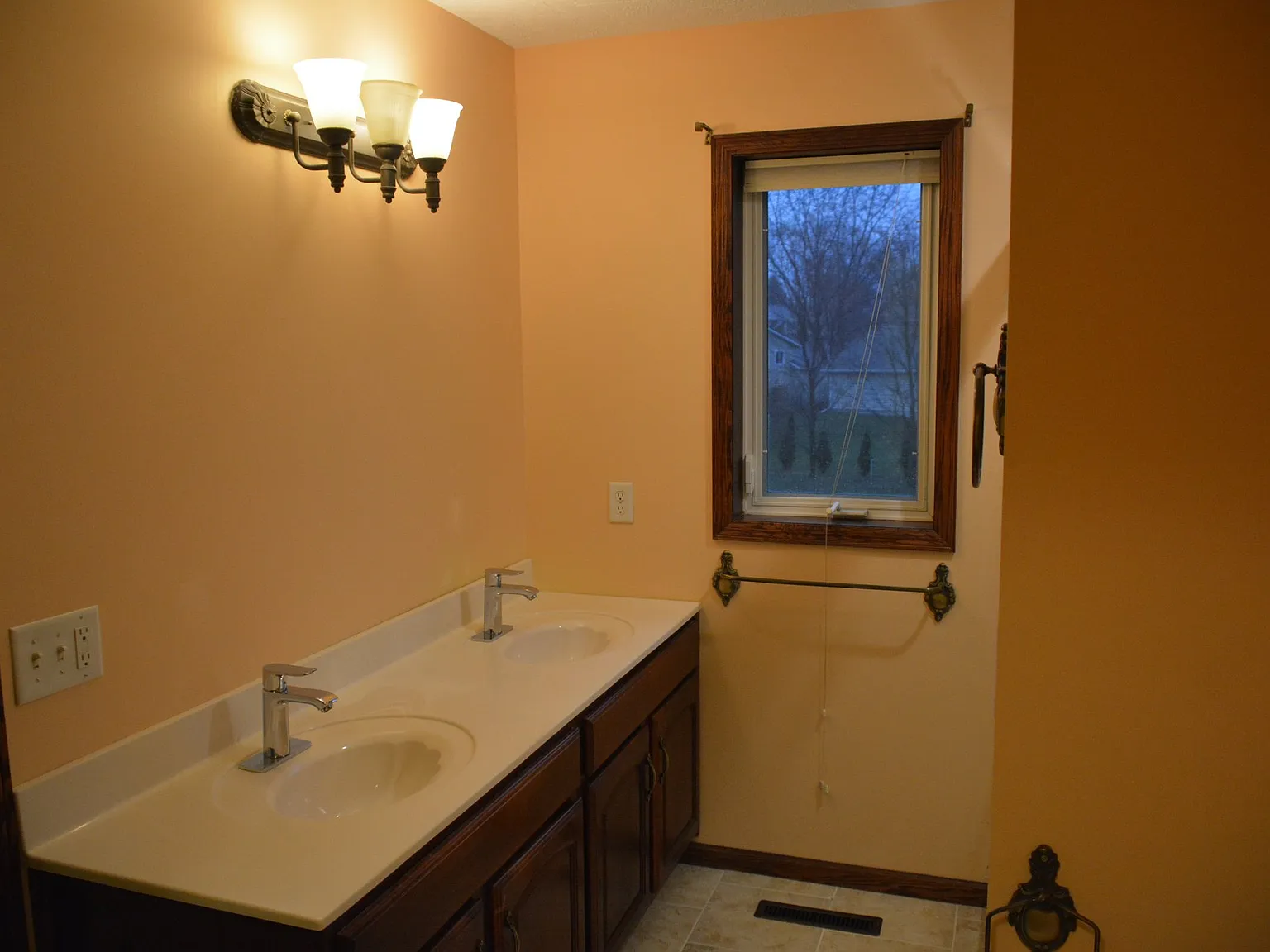 4 bed, 2700 sqft, $3,000 — Photo 4