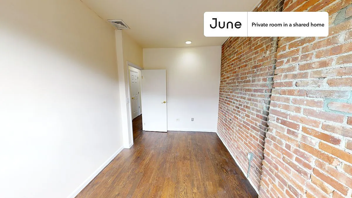 Queen bedroom in 4 bed/1.5 bath home in Central Harlem #1739 B — Photo 3