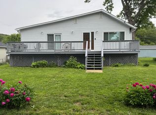 907 Johnson St, Crescent, IA 51526