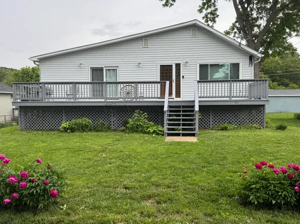 907 Johnson St, Crescent, IA 51526