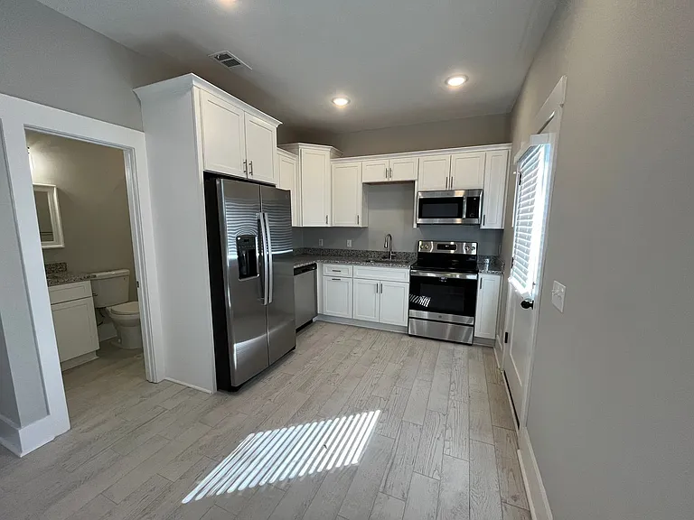 213 W 39th St #B — Photo 4