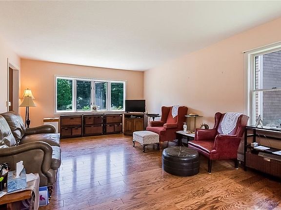 3rd image of 33 Kingston Hill Ct