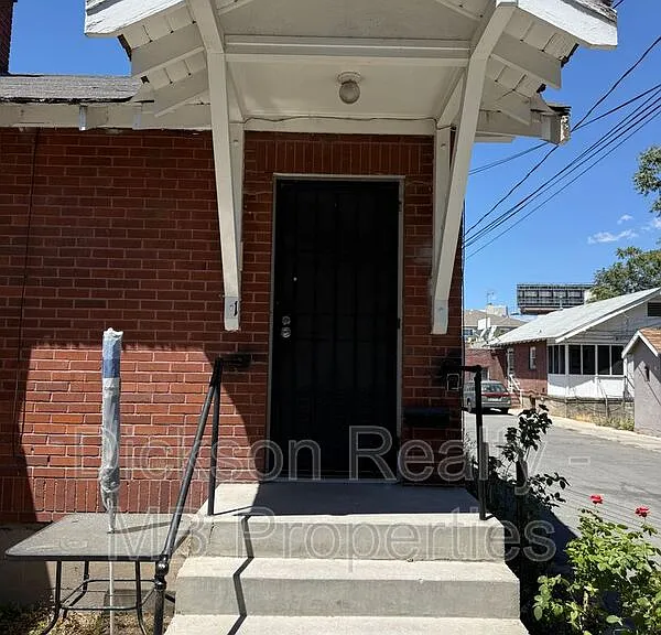 56 1/2 S Wells Ave #1 — Photo 1