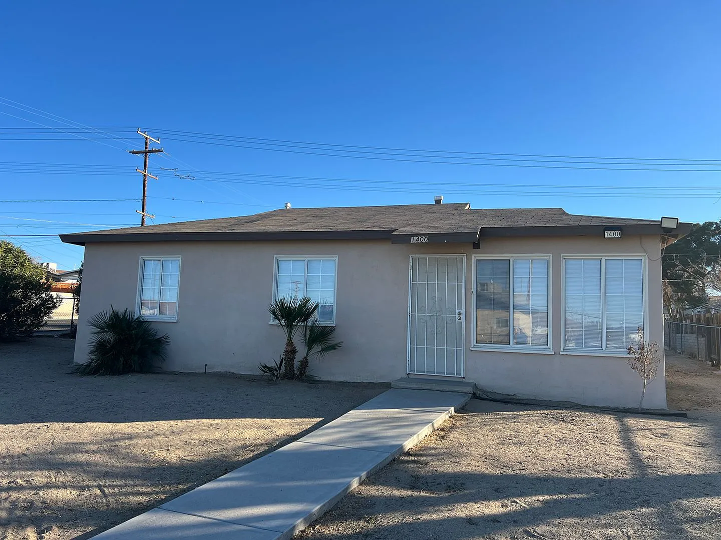 3 Bedroom 1 Bathroom House with Huge Fenced Yard Near Schools, Park & Community Pool — Photo 2