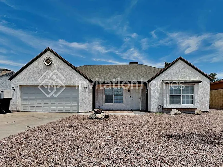 1102 E Utopia Rd — Photo 1