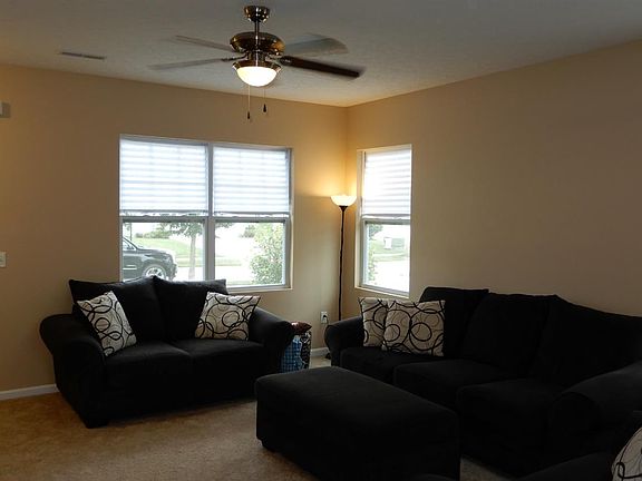 3rd image of 863 Ellery Dr