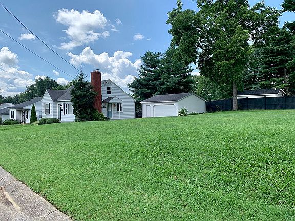 3rd image of 1736 S Griffith Ave