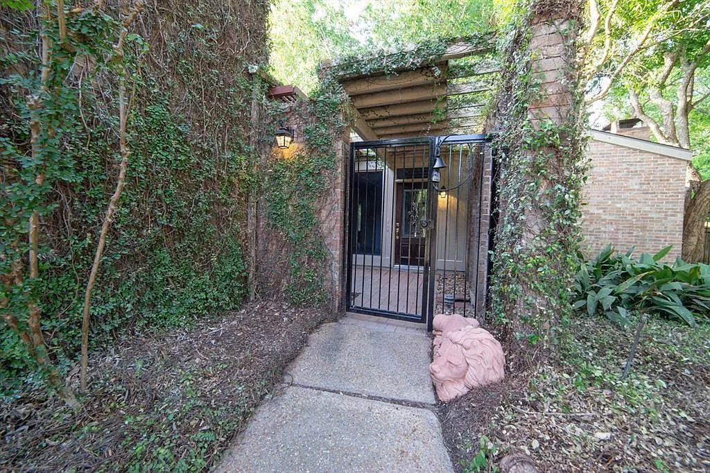 2 bed, 1391 sqft, $2,200 — Photo 3