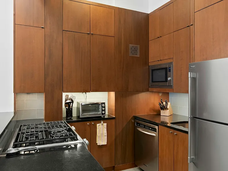 521 W 47th St #3D — Photo 5