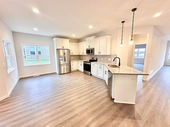 4th image of 373 Isham St