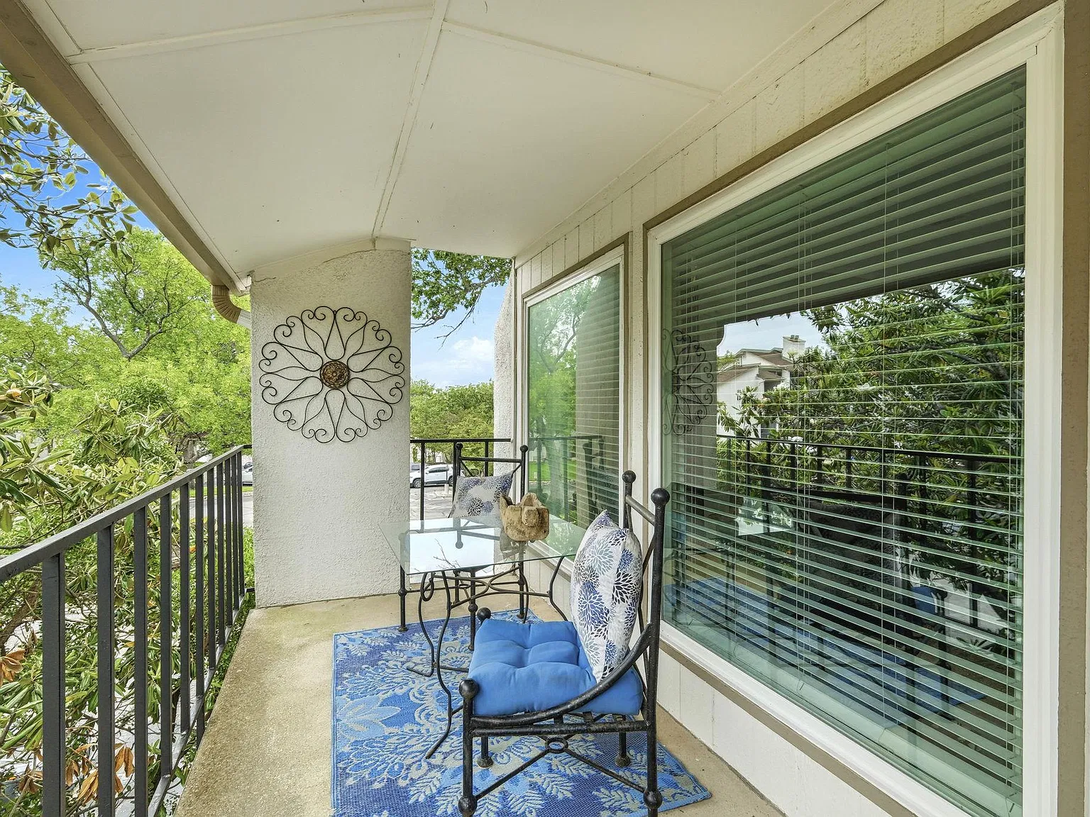 2 bed, 2.0 bath, 967 sqft, $1,950 — Photo 3