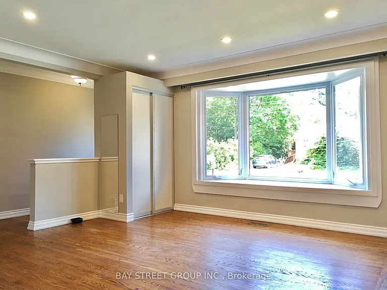 3169 Willow Ln #UPPER — Photo 2