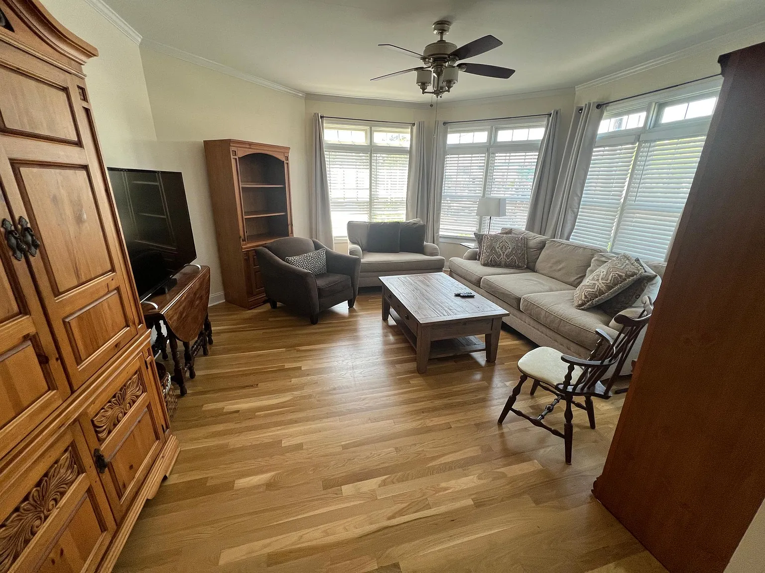 5 bed, 3000 sqft, $5,500 — Photo 2