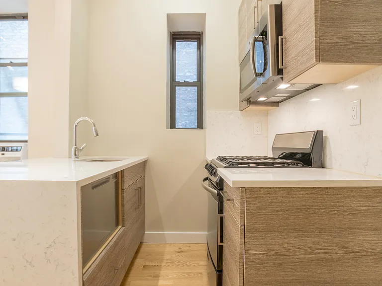 212 E 13th St #2D — Photo 3