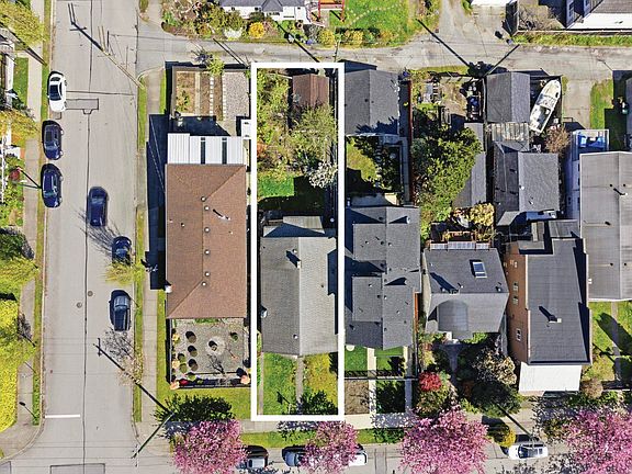 2nd image of 620 Slocan St