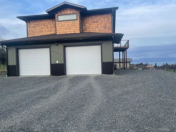 Garage entry. Lower level has seperait entrance on the right.
Upper has seperait entrance on the left