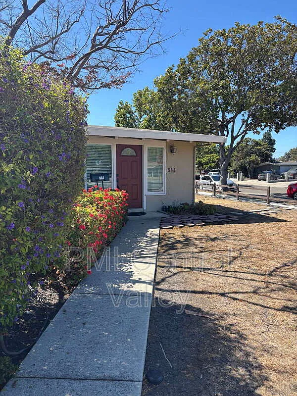 3 bed, 2.0 bath, 1000 sqft, $4,200 — Photo 3