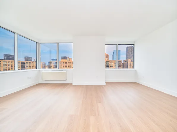 160 Riverside Boulevard image 12 of 18