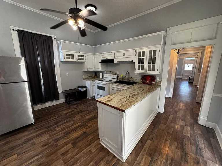 802 Main St — Photo 4
