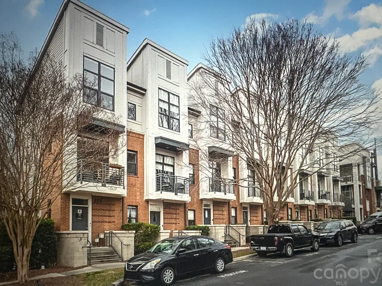 946 E 8th St #946 — Photo 3