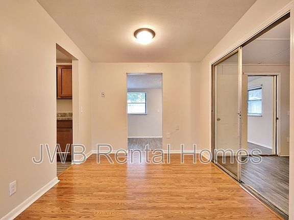 4th image of 5114 Doncaster Ave