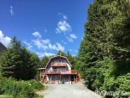 Lindal Cedar Home on a large lot. : Private, wooded, developed lot with tons of parking and yard spa