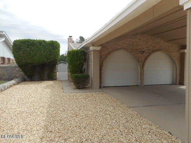3 bed, 2.0 bath, 1401 sqft, $2,000 — Photo 4