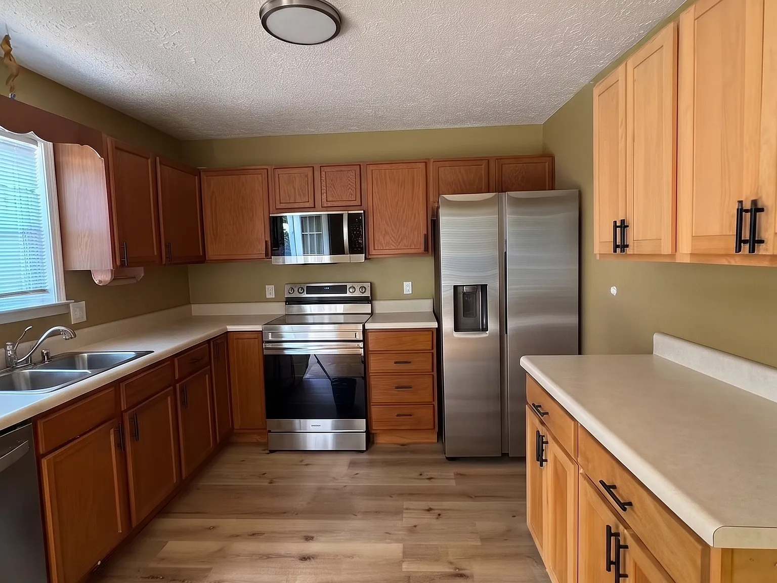 3 bed, 2.5 bath, 1650 sqft, $1,825 — Photo 3