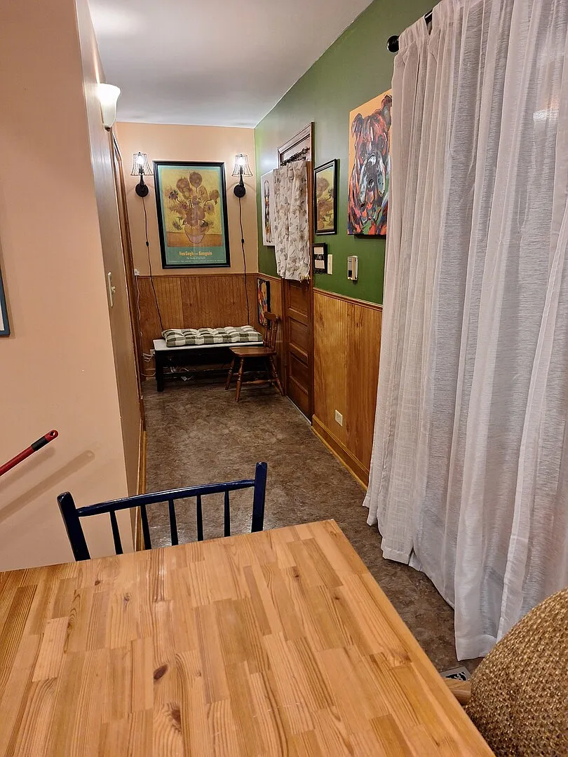 2 Beds, One Bath, 20 min to Loop — Photo 2