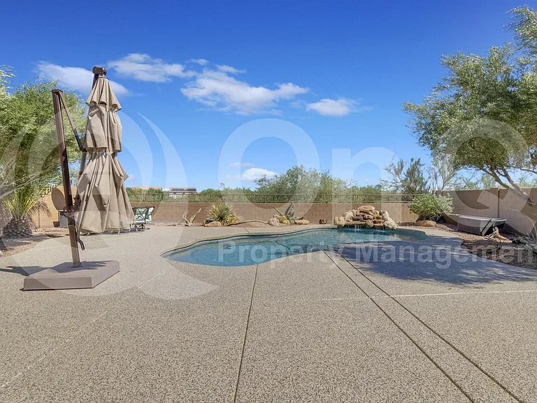 2561 N Hawthorn Dr — Photo 62