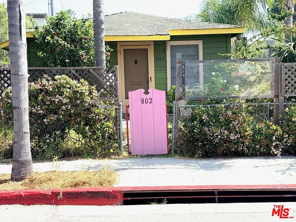 2 bed, 2.0 bath, 700 sqft, $4,900 — Photo 2