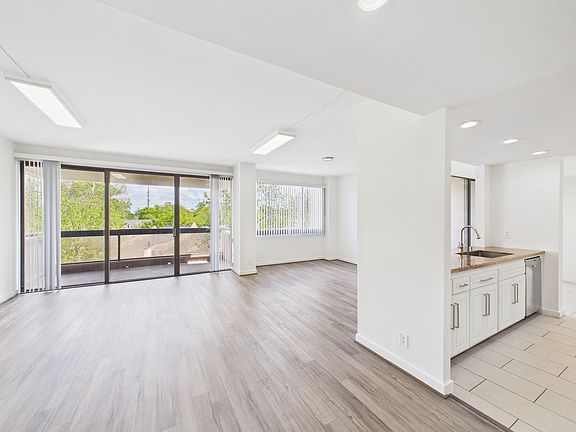 4th image of 49 Briar Hollow Ln Unit 304