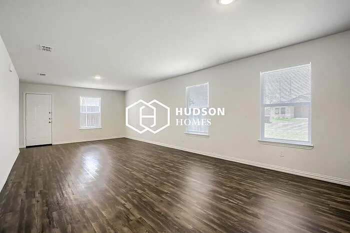 4 bed, 2.0 bath, 1571 sqft, $1,549 — Photo 2