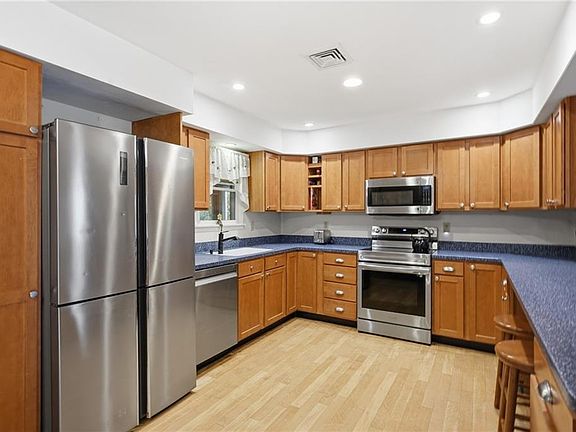 5th image of 37 Crestwood Dr