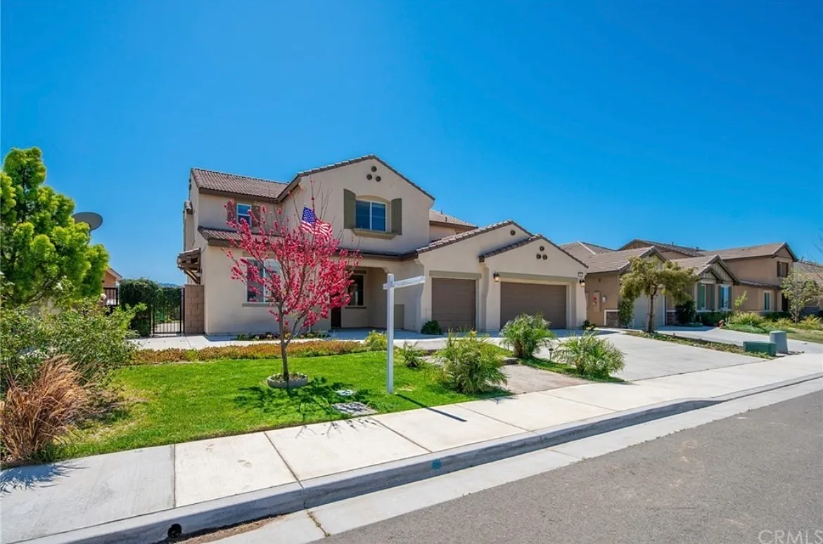 10 bed, 4.5 bath, 4200 sqft, $1,099 — Photo 2