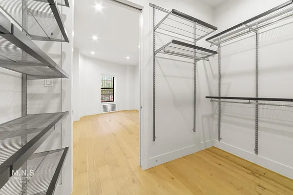 Rented by MNS | media 18