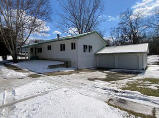 402 E Adelaide St, Maple Rapids, MI 48853