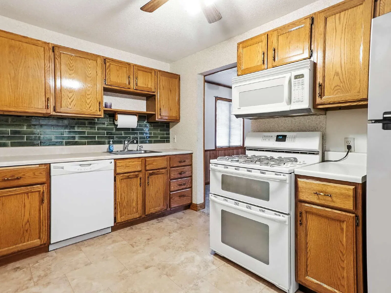 3 bed, 2.0 bath, 1690 sqft, $2,200 — Photo 4