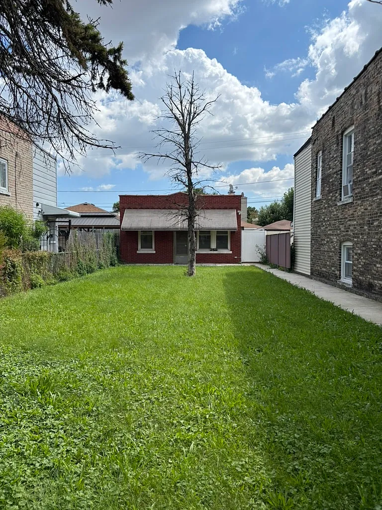 3 bed, 980 sqft, $2,050 — Photo 2