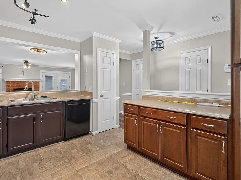 119 Kingsbridge Ln — Photo 9
