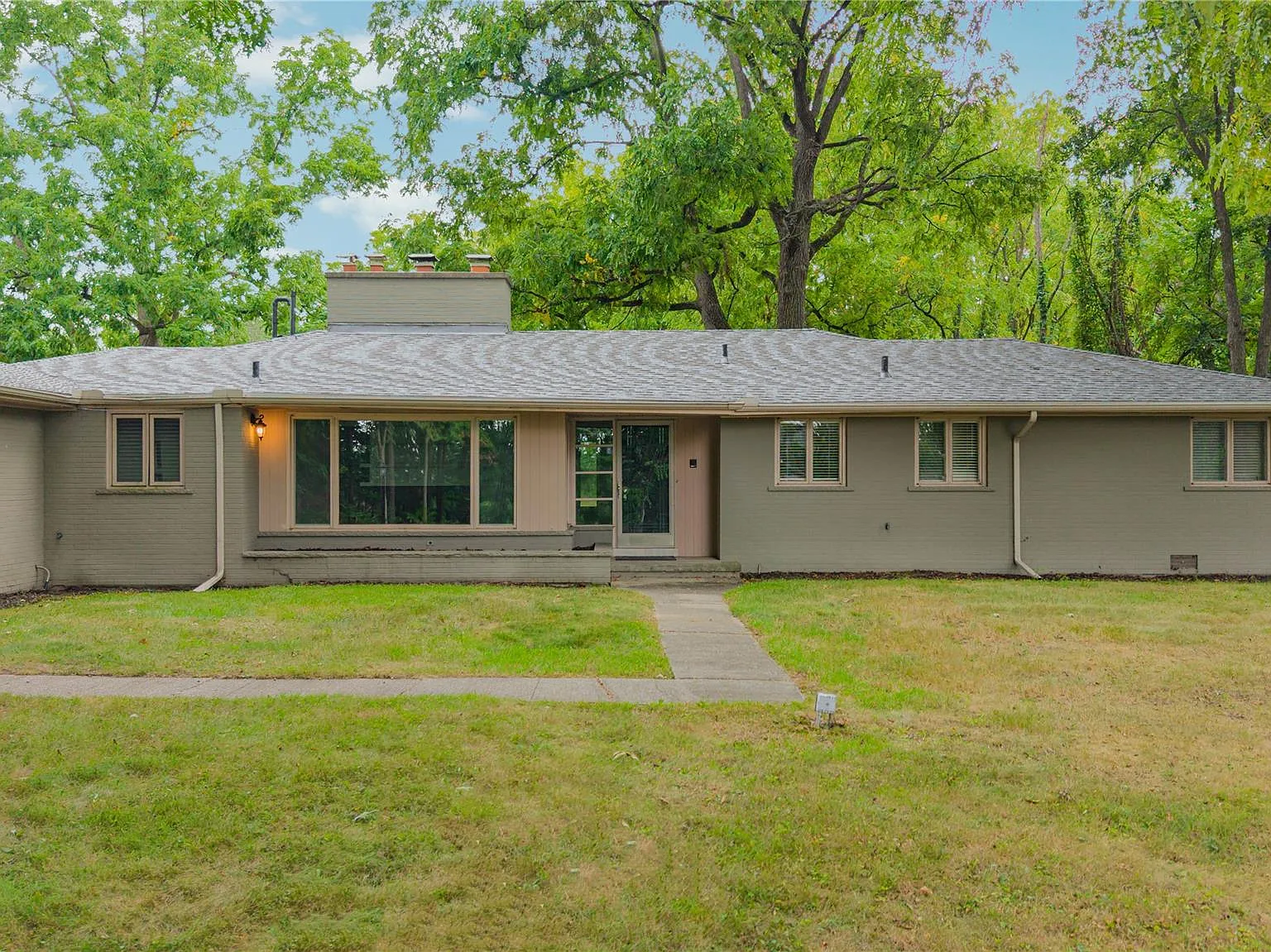 3 bed, 2.5 bath, 2400 sqft, $3,900 — Photo 2