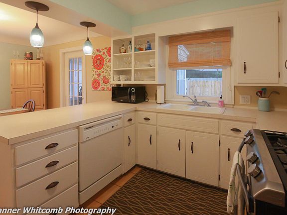 5th image of 912 Eleanor St NE