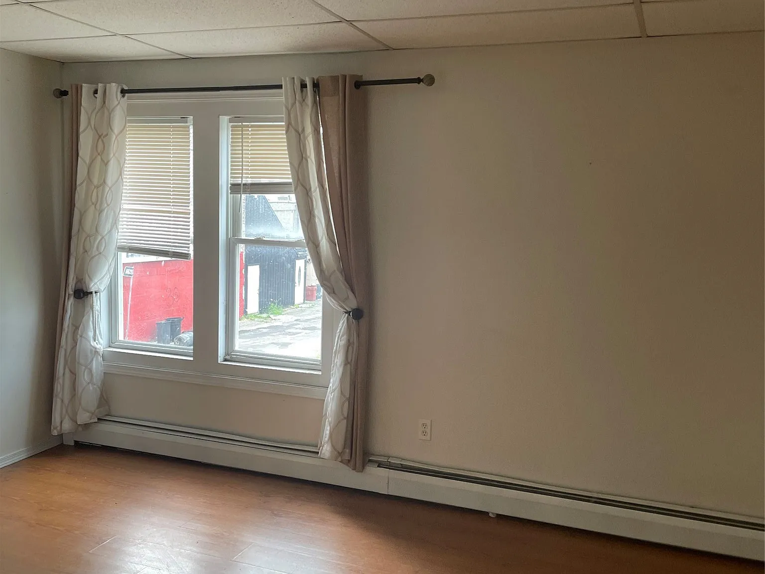 2 bed, 1.0 bath, 980 sqft, $1,300 — Photo 2