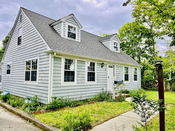 76 Pine Ave, Hyannis, MA 02601