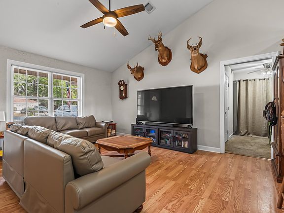 5th image of 15 Meadowlark Dr