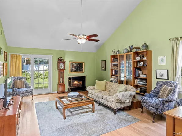 7 Sutton Place, Islip, NY 11751