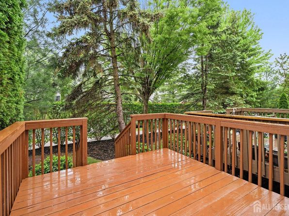 16 Ashley Ct, Somerset, NJ 08873