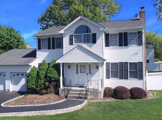 25 Richard Rd, Selden, NY 11784