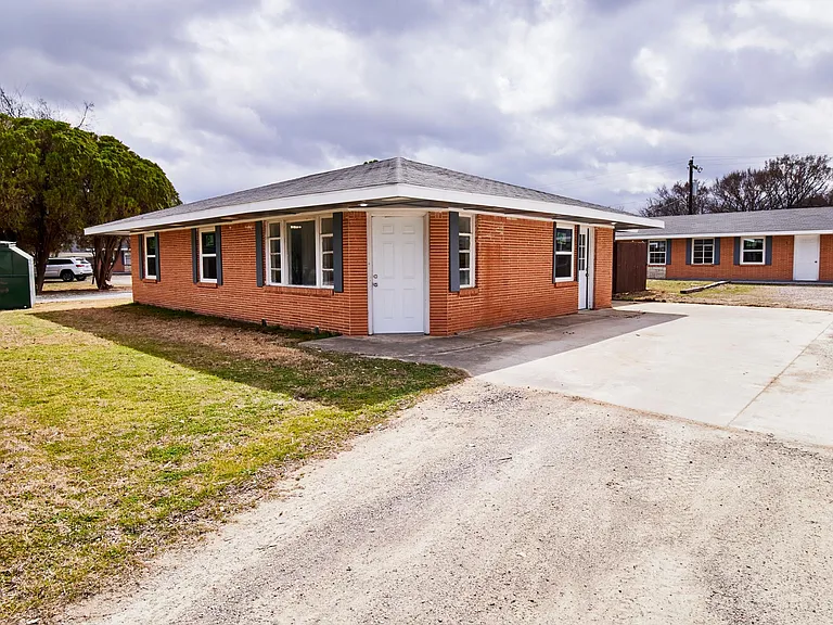 1504 Sherman Dr — Photo 2