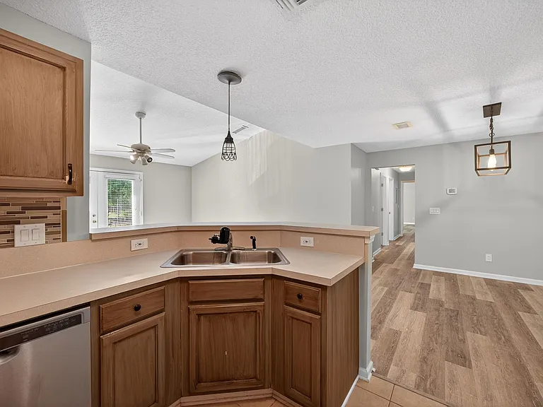 13727 Richmond Park Dr N #105 — Photo 10